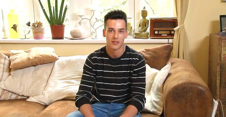 Ładny chłopak Axel Menard masturbuje się swoim penisem