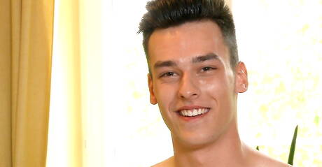 Ładny chłopak Axel Menard masturbuje się swoim penisem