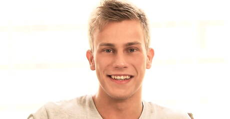 Byk Glenn Isner bawi się kogutem