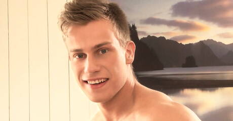 Byk Glenn Isner bawi się kogutem