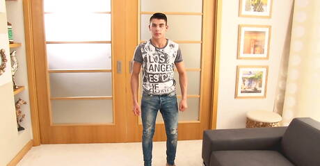 Husky facet Kenny Seymour bawi się penisem