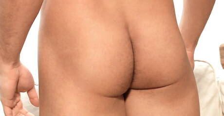 強壯的公牛 Andy Smith 用他的雞巴自慰