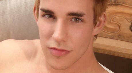 強壯的公牛 Andy Smith 用他的雞巴自慰