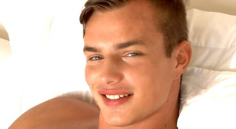 Il forzuto ceco Hoyt Kogan gioca con il suo pene sotto la doccia calda