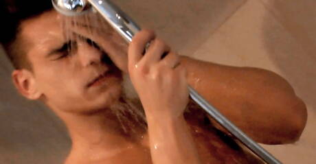 Der gut gebaute Kory Frazer spielt in der heißen Dusche mit seinem Schwanz