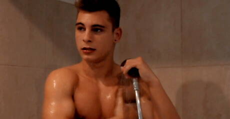 Der gut gebaute Kory Frazer spielt in der heißen Dusche mit seinem Schwanz