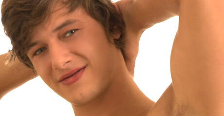 Der tschechische Twink Bastian Dufy wichst seinen Schwanz