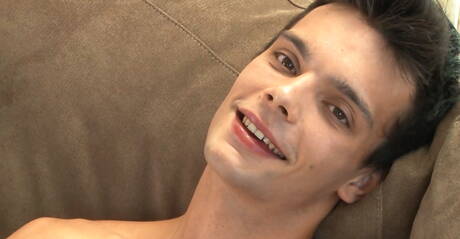 Belami Online: Der bullige Joey Rollins wichst seinen Schwanz