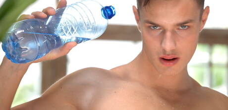 Tsjechische husky Hoyt Kogan trekt zijn pik buiten af