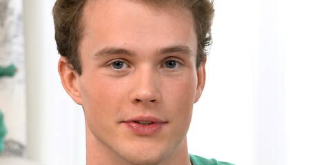 Czech beefcake Ian Roebuck playing with cock