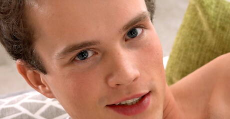 Czech beefcake Ian Roebuck playing with cock