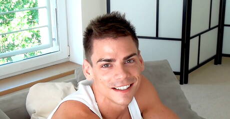 強い雄牛ロレンゾ・グレイが自慰行為をしている