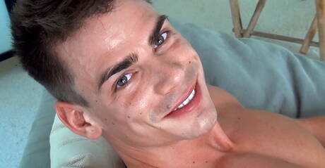 強い雄牛ロレンゾ・グレイが自慰行為をしている