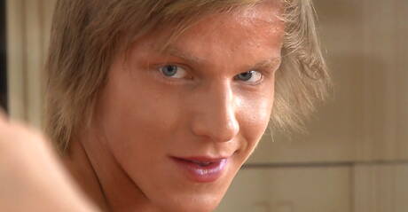 Tsjechische sterke man Roald Ekberg trekt zijn pik af