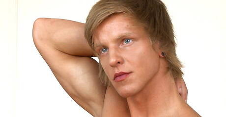 Tsjechische sterke man Roald Ekberg trekt zijn pik af