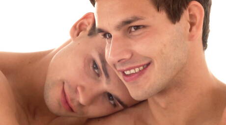 2人のチェコの少年、筋肉質のマーク・ラファロとトゥインクのティム・キャンベルが屋外でフェラチオシーンを披露