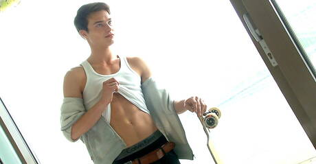 Der junge Amerikaner Jean-Luc Bisset wichst seinen Schwanz unter der Dusche