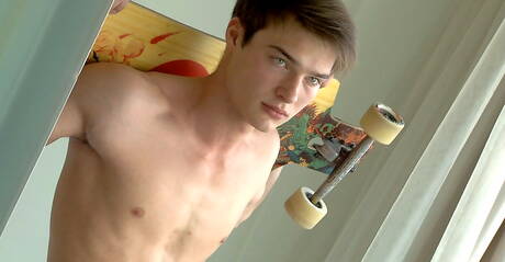 Der junge Amerikaner Jean-Luc Bisset wichst seinen Schwanz unter der Dusche