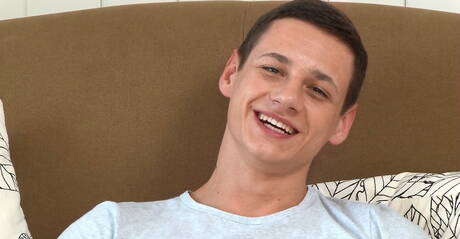 Der gut gebaute Madden Lawrence zeigt einen kräftigen Körper