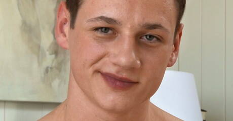 Der gut gebaute Madden Lawrence zeigt einen kräftigen Körper