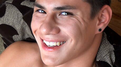 O bonitão Kenny Lee masturba seu pau