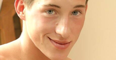 Der attraktive Espen Torp wichst seinen Schwanz