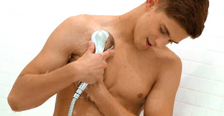 Czeski przystojniak Tony Conrad bawi się penisem w gorącym prysznicu