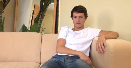 Le jeune Tchèque Charlie Bogard pose nu