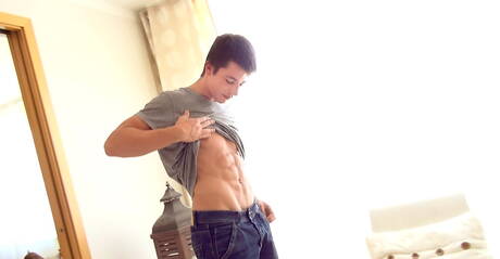 Der gut gebaute Eloy Brenton wichst seinen Schwanz