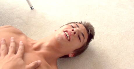 Der gut gebaute Eloy Brenton wichst seinen Schwanz