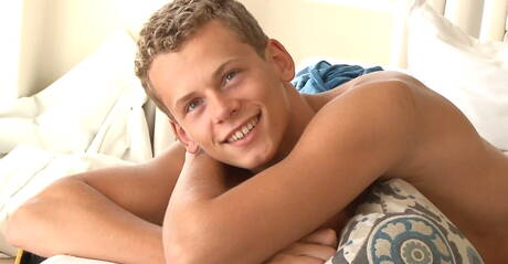 Vieze vrienden Helmut Huxley, Hoyt Kogan en Jerome Exupery hebben een trio met anale seks