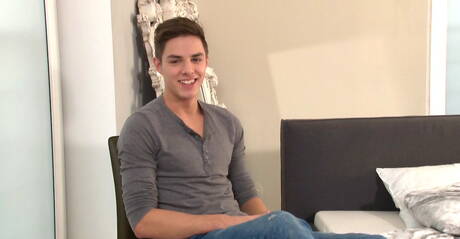 タフガイのベニ・ハムリンが自分のペニスをいじっている