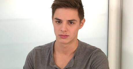 タフガイのベニ・ハムリンが自分のペニスをいじっている