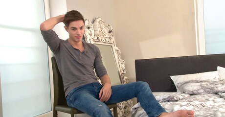 タフガイのベニ・ハムリンが自分のペニスをいじっている