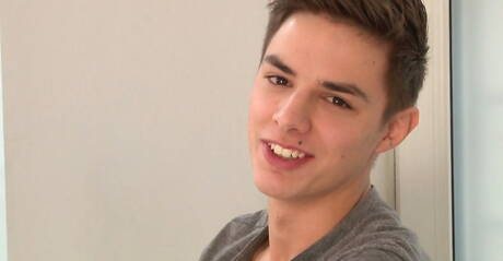 タフガイのベニ・ハムリンが自分のペニスをいじっている