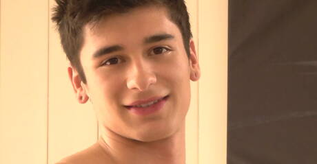 Il toro forte Sonny Haskell gioca con il cazzo