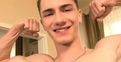 Bull Calvin spielt mit Schwanz