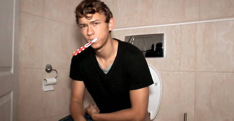 O gostoso garoto tcheco Kevin Warhol e o lindo garoto Andy Mcallister fodem a bunda depois de chupar um pau