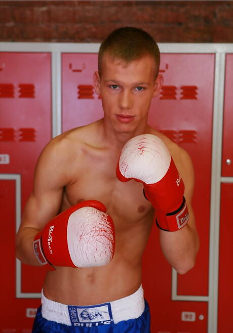 Hunk Jeremy Reed kleedt zich uit en laat zijn strakke kont zien