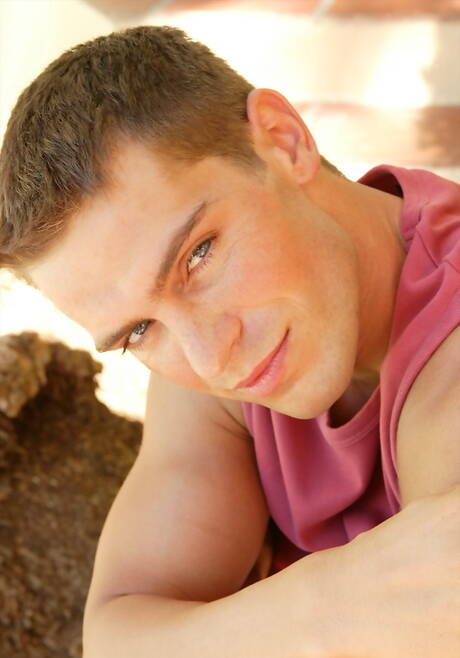 ブル・ジェイソン・パラディスが裸でポーズを取り、屋外で素敵なお尻を見せる