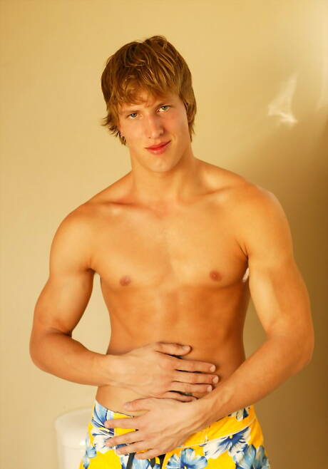 El musculoso Ethan Clarke posa desnudo y muestra su culo caliente en el baño