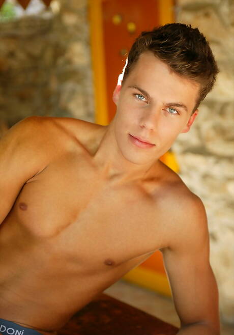 硬漢Gary Webber在戶外脫衣服並展示性感的臀部