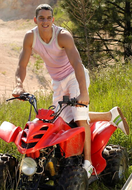 Bodybuilder Jerry Streeton posiert nackt und zeigt seinen Hintern draußen