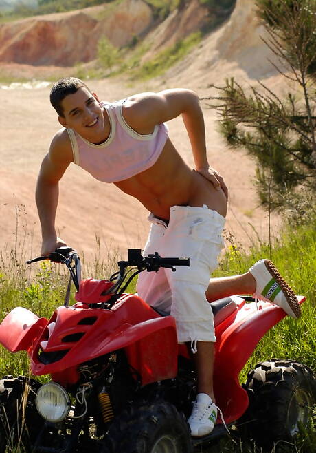 Bodybuilder Jerry Streeton posiert nackt und zeigt seinen Hintern draußen