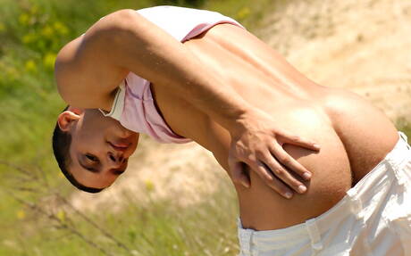 Bodybuilder Jerry Streeton posiert nackt und zeigt seinen Hintern draußen