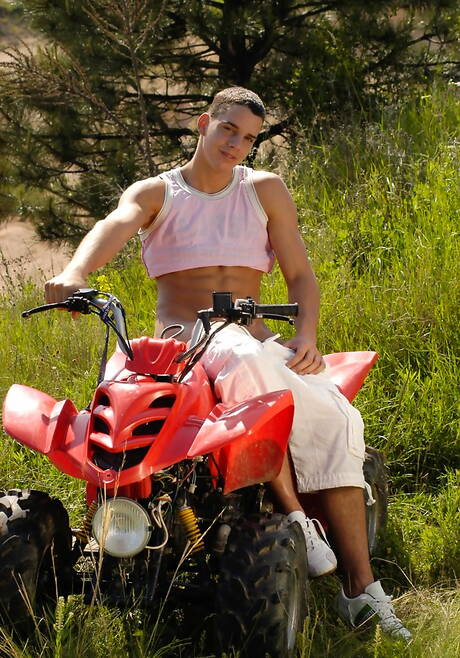 Bodybuilder Jerry Streeton posiert nackt und zeigt seinen Hintern draußen