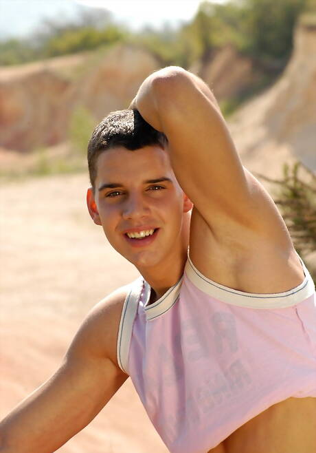 Bodybuilder Jerry Streeton posiert nackt und zeigt seinen Hintern draußen