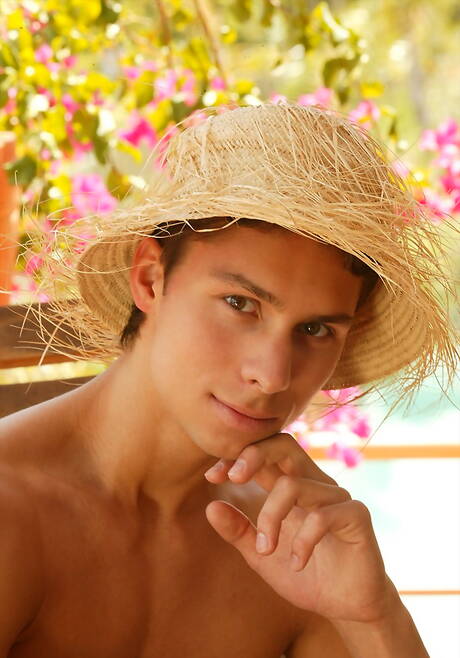 Siłacz Joel Damici drażni swojego penisa na zewnątrz