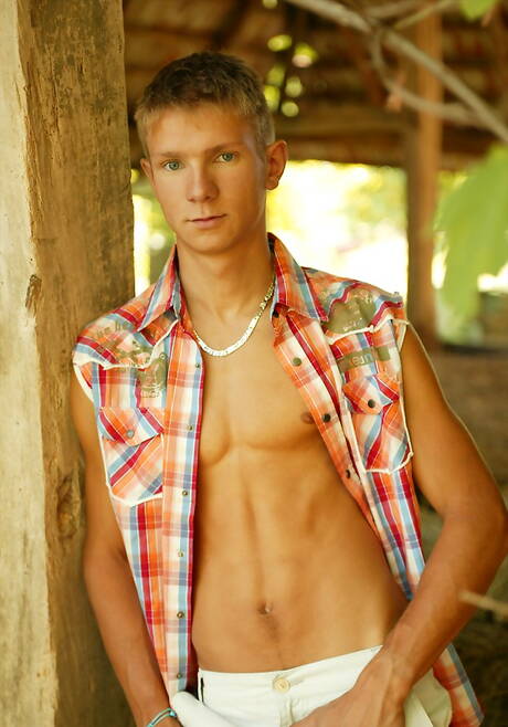 Der kräftige Trevor Yates zieht sich aus und zeigt draußen seinen knackigen Hintern