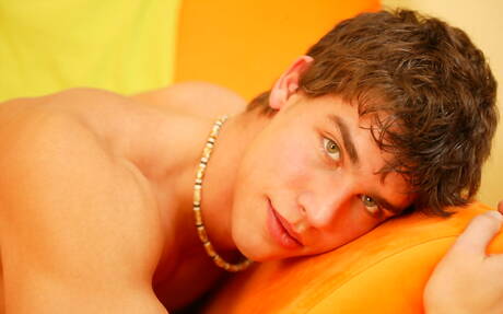 El supersemental estadounidense Kris Evans se desnuda y muestra su bonito trasero